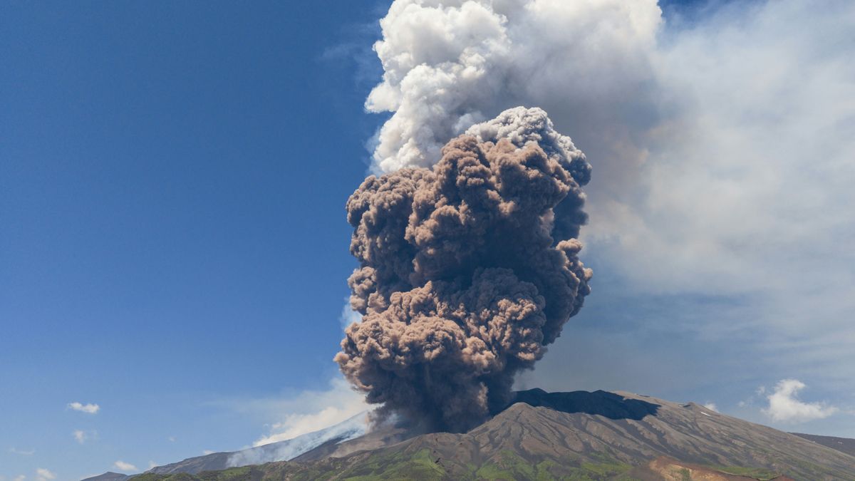 Beomlott az Etna egy része, pánikban menekültek a turisták + videó