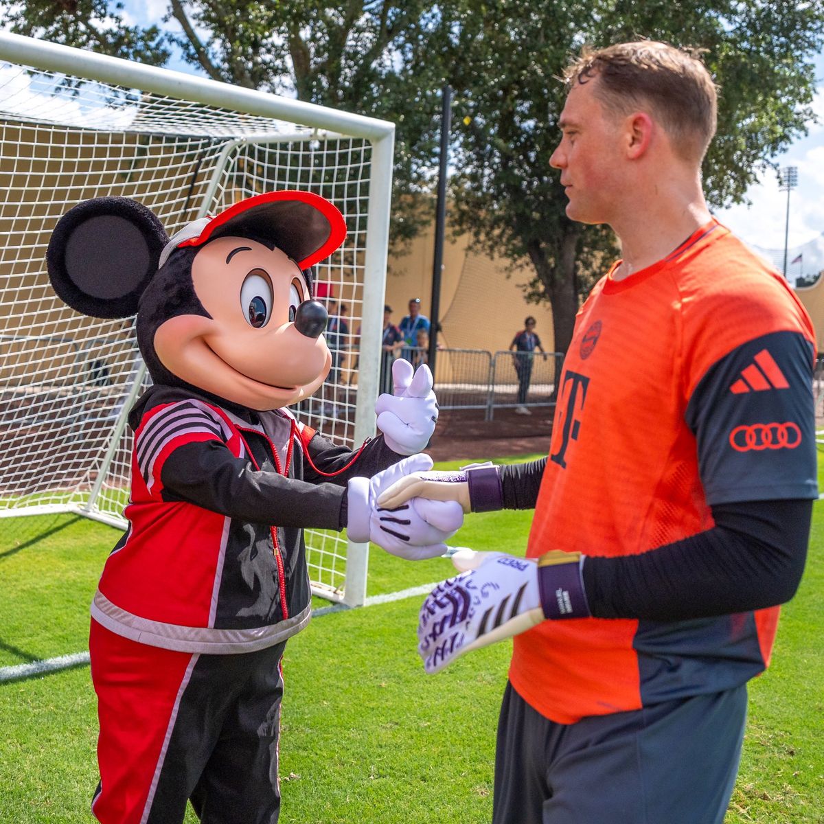 Kis vidámság a Bayern München edzésén: Mickey egér és Manuel Neuer