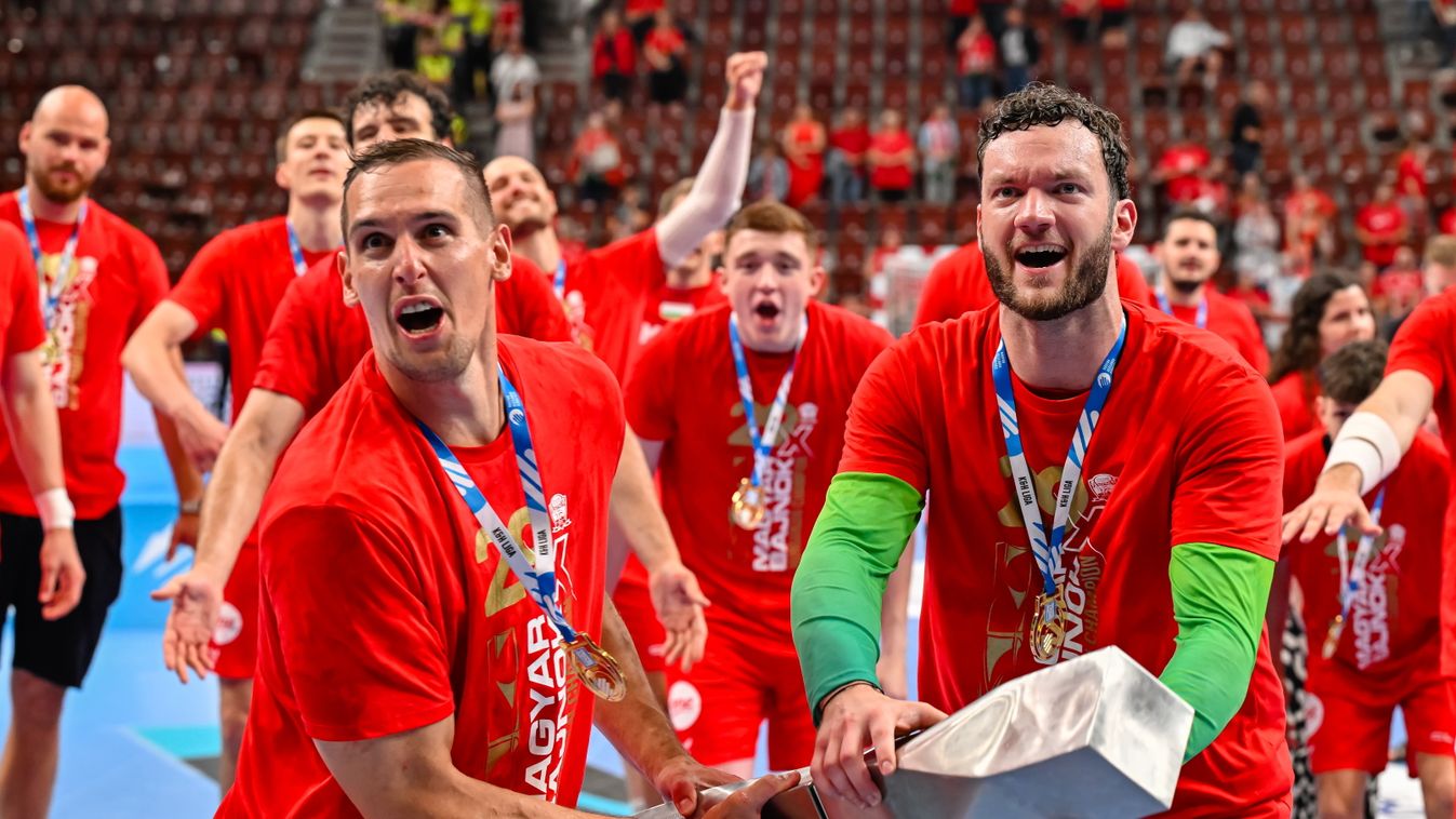 A Veszprém két magyar játékosa, Ligetvári Patrik együtt emelték magasba a magyar bajnoki trófeát