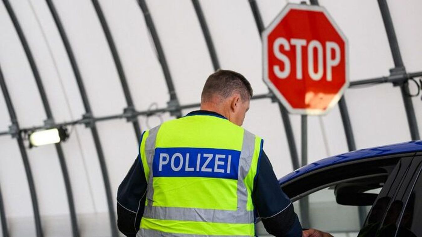 Federal police officers check border traffic at the Germany-Czechia border (Photo: DPA Picture-Alliance/AFP/Robert Michael)