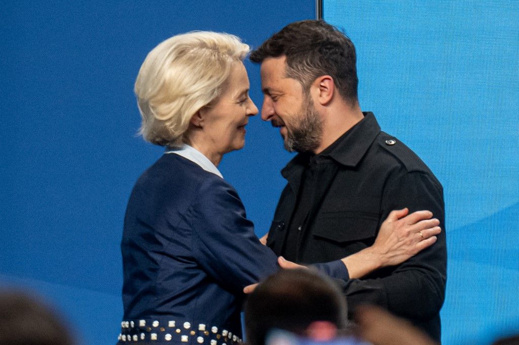 Ursula Von Der Leyen, az Európai Tanács elnöke és Volodiymir Zelenszkij, Ukrajna elnöke a NATO-tagállamok védelmi minisztereinek védelmi iparról szóló találkozójának kezdetén