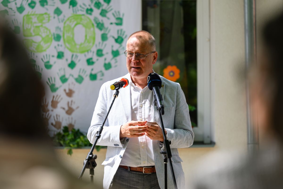 Halimba, 2025. május 29.
Navracsics Tibor közigazgatási és területfejlesztési miniszter beszédet mond a Halimbai Hársfa Óvoda, Mini Bölcsőde és Konyha 50 éves fennállása alkalmából rendezett ünnepségen 2025. május 29-én.
MTI/Vasvári Tamás
