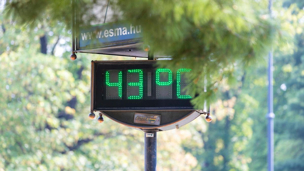 Nagykanizsa, 2022. július 23.
43 Celsius-fokot mutat egy utcai hőmérő a Huszti téren, Nagykanizsán 2022. július 23-án. A meteorológiai szolgálat előrejelzés szerint ezen a napon tetőzik a kánikula, néhol 40 Celsius-fok felett alakulhat a maximumhőmérséklet.
MTI/Varga György