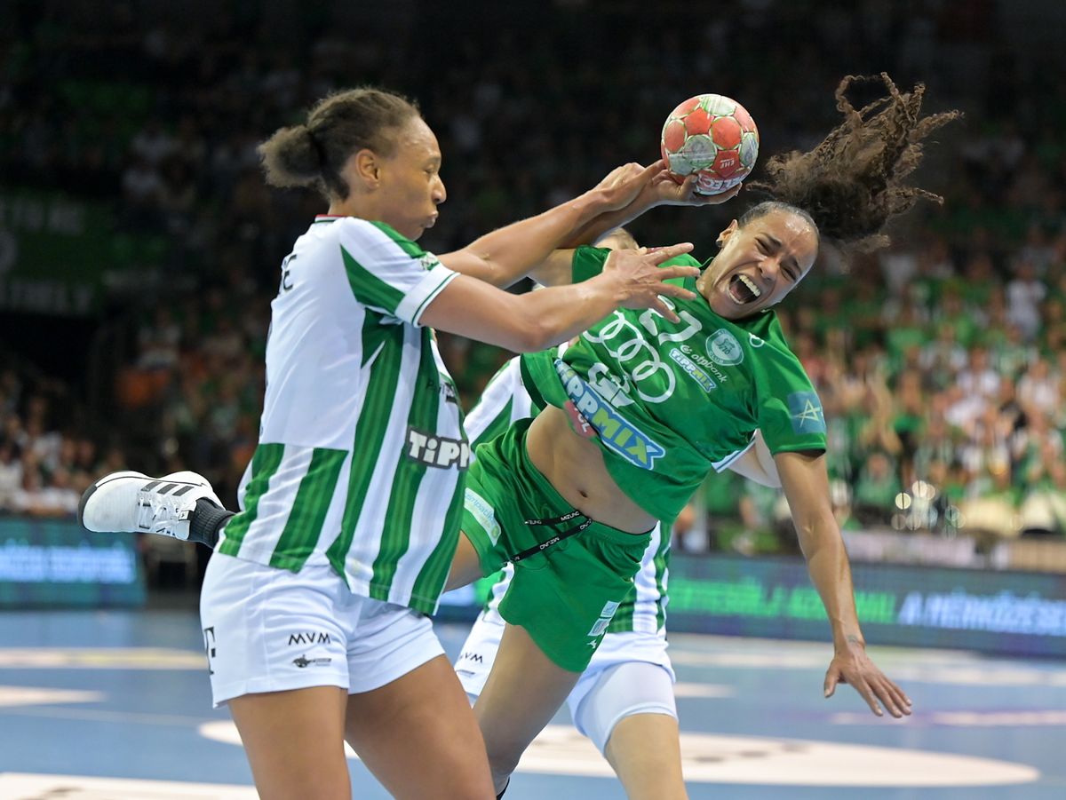 Győr, 2025. május 10.
Estelle Nze Minko (j), a Győri ETO és Beatrice Edwige (b), az FTC játékosa a női kézilabda Bajnokok Ligájában játszott Győri Audi ETO KC - FTC-Rail Cargo Hungaria mérkőzésen az Audi Aréna Győr sportcsarnokban 2025. május 10-én.
MTI/Krizsán Csaba
