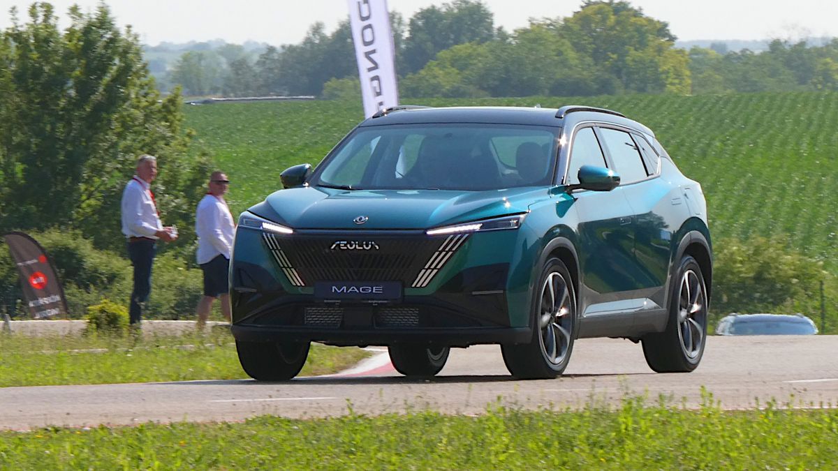 4,65 méteres SUV, 204 LE, automata váltó, masszázsfunkciós bőrülés – 10 millió alatt. Nem csak a mesében létezik, hanem a Dongfeng kereskedésekben is