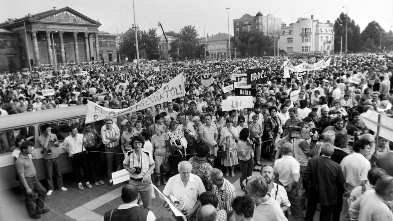 Hősök tere, balra a Műcsarnok. Az erdélyi falurombolás elleni tüntetés 1988. június 27-én.

Fortepan/Gábor Viktor
