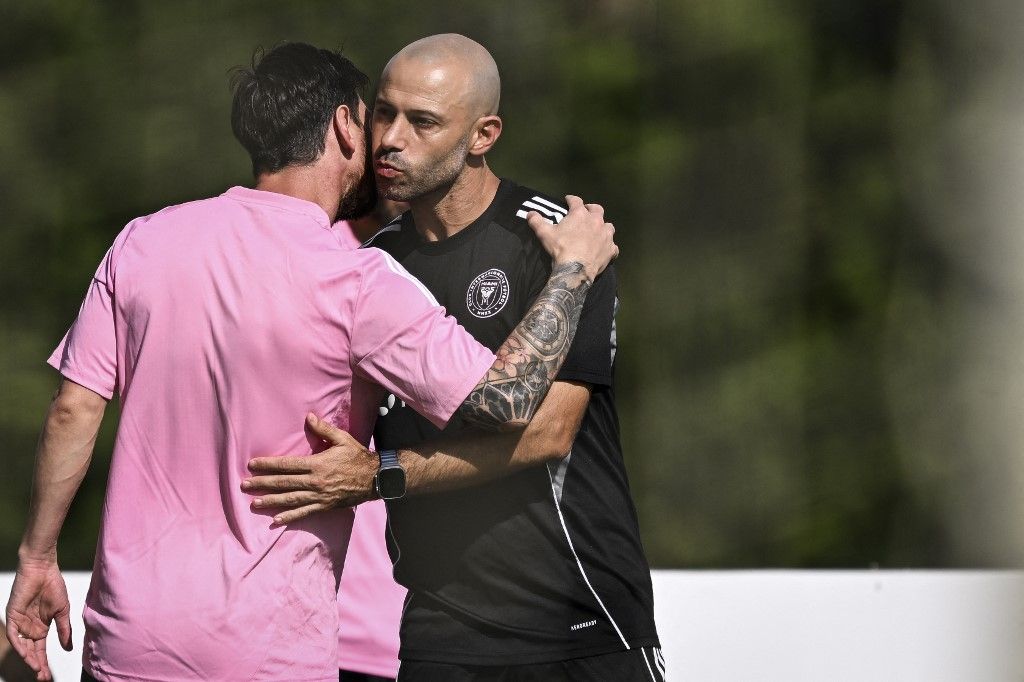 Inter Miami's Argentine forward #10 Lionel Messi greets his Argentine head coach Javier Macherano during a training session on the eve of the Club World Cup 2025 Group A football match between Egypt's Al-Ahly and US Inter Miami at Inter Miami CF Training Centre, Fort Lauderdale, Florida on June 13, 2025. (Photo by PATRICIA DE MELO MOREIRA / AFP)