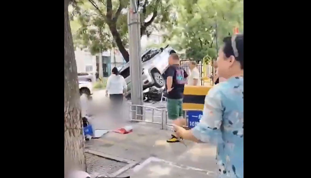 Gázolás történt Pekingben, gyerekeket sodort el egy autó (Fotó: Youtube videó)