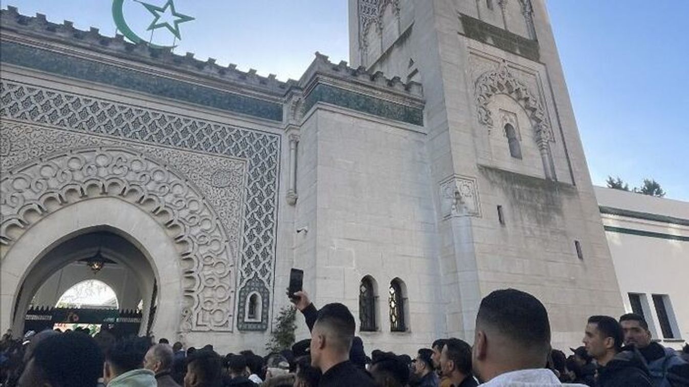 Muslims gather in the Grand Mosque of Paris (Photo: AFP)