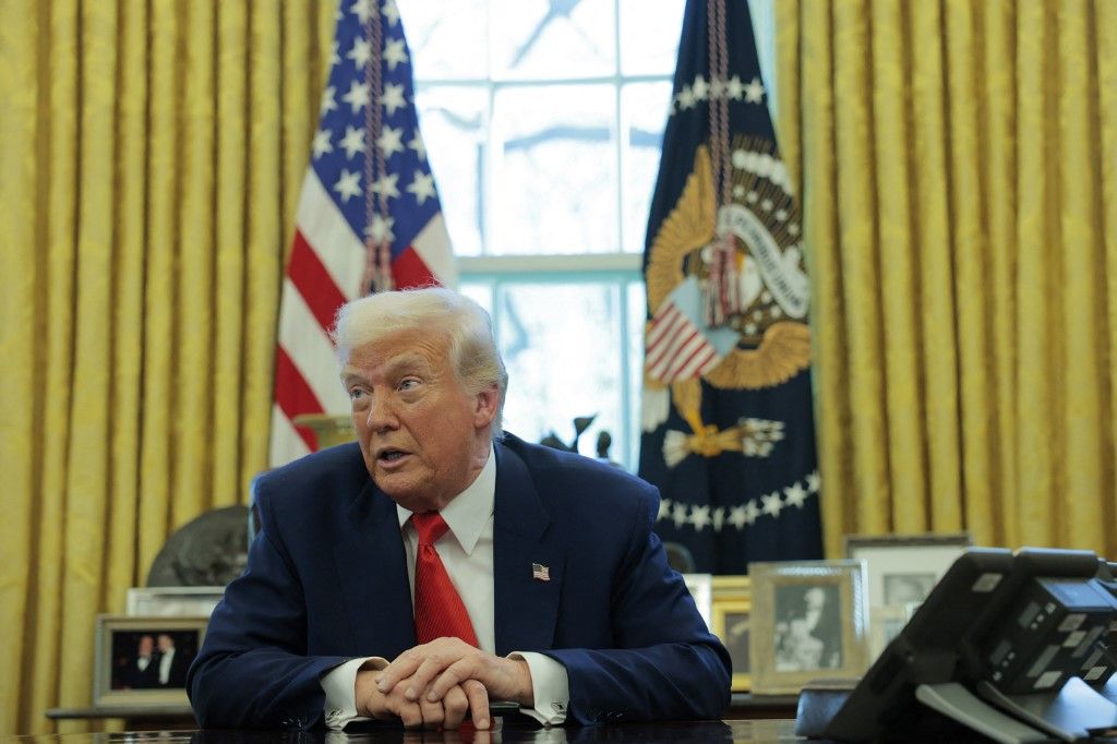 WASHINGTON, DC - APRIL 09: U.S. President Donald Trump speaks to reporters while in the Oval Office of the White House on April 09, 2025 in Washington, DC. President Trump signed several executive orders including directing the repeal of unlawful regulations and reducing anti-competitive regulatory barriers. Earlier today, Trump announced a 90-day pause on the full effect of his new tariffs for dozens of countries with the exception of China.   Anna Moneymaker/Getty Images/AFP (Photo by Anna Moneymaker / GETTY IMAGES NORTH AMERICA / Getty Images via AFP)