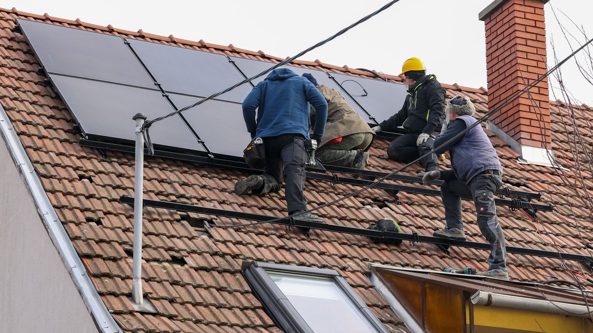 20221214 Deszk 

Háztartási napelemrendszer telepítése a háztetőre.
Illusztráció.

Fotó: Karnok Csaba KC
Délmagyarország (DM)