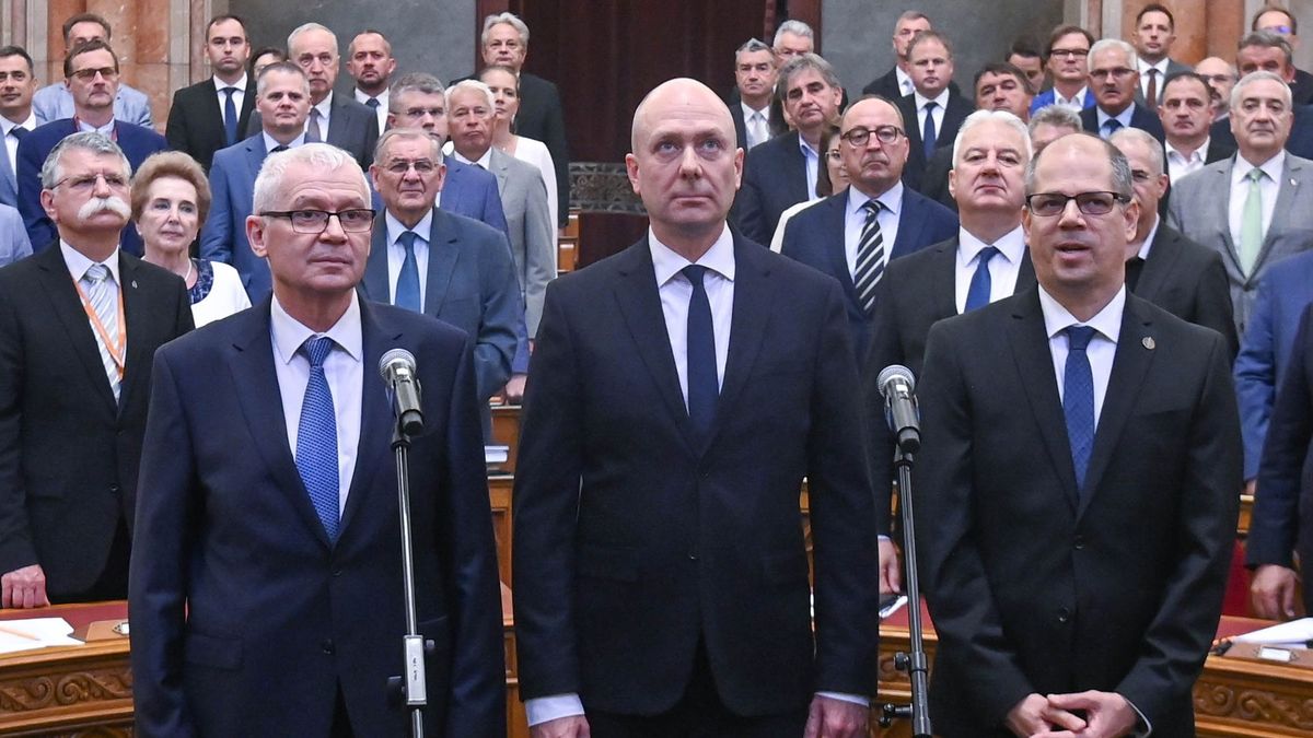 Budapest, 2025. június 11.
Nagy Gábor Bálint, a Legfőbb Ügyészségre beosztott főosztályvezető ügyész, megválasztott új legfőbb ügyész (j) esküt tesz, mellette Kozma Ákos, az alapvető jogok biztosa, az Ab megválasztott új tagja (k) és Polt Péter, az Alkotmánybíróság (Ab) megválasztott új elnöke (b) az Országgyűlés plenáris ülésén 2025. június 11-én.
MTI/Bruzák Noémi