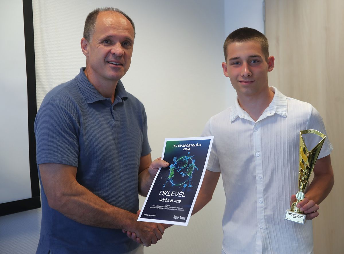 Az Év férfi sportolójának, Vörös Barnának járó díjat is Novák Miklós, a Mediaworks sportszerkesztőségének a vezetője adta át