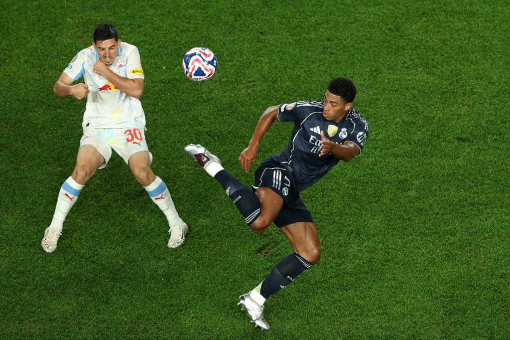 Jude Bellingham is remekel a klub-vb-n, PHILADELPHIA, PENNSYLVANIA - JUNE 26: Jude Bellingham #5 of Real Madrid C.F. flicks the ball past Oscar Gloukh #30 of FC Salzburg during the FIFA Club World Cup 2025 group H match between FC Red Bull Salzburg and Real Madrid CF at Lincoln Financial Field on June 26, 2025 in Philadelphia, Pennsylvania. Luke Hales/Getty Images/AFP (Photo by Luke Hales / GETTY IMAGES NORTH AMERICA / Getty Images via AFP)