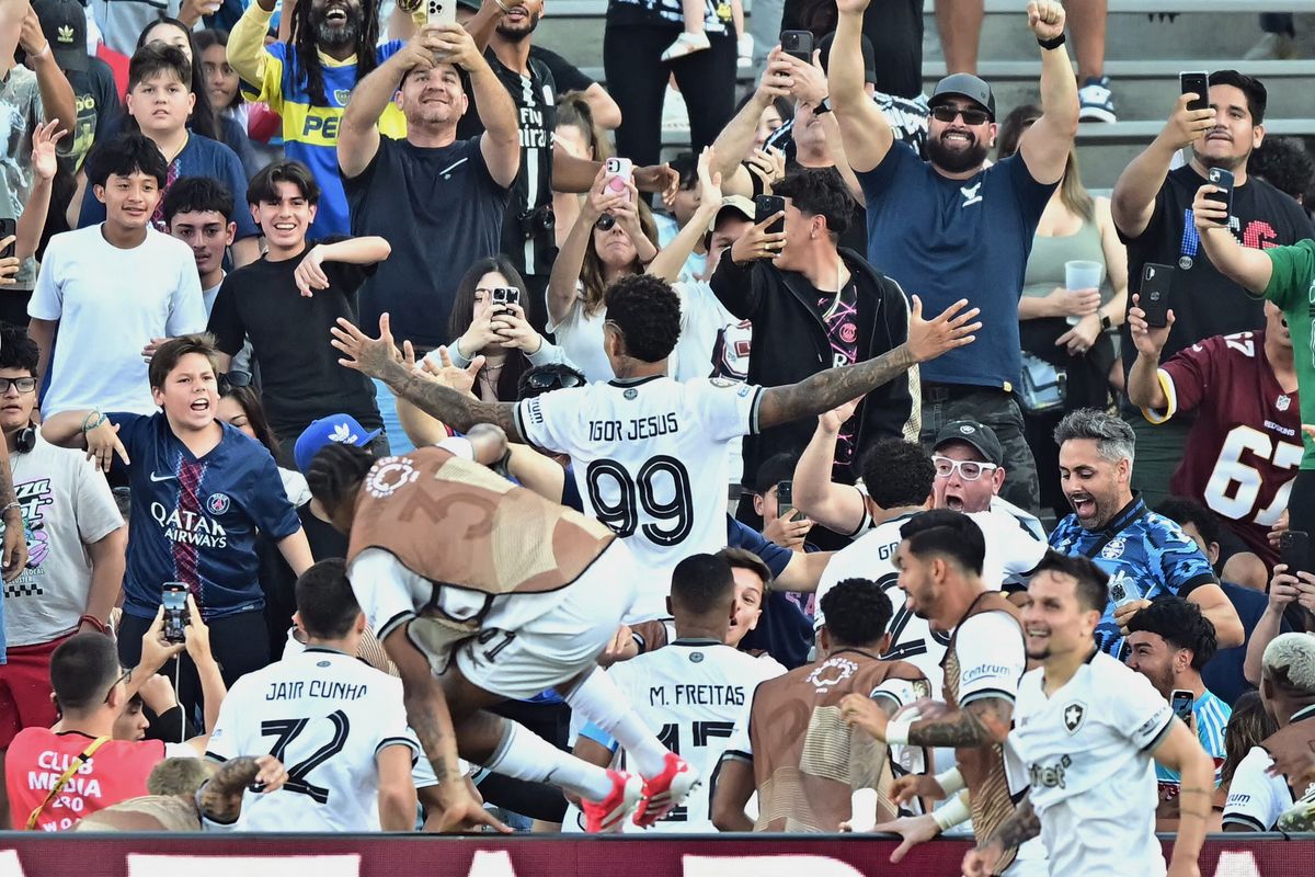 Igor Jesus a szurkolókkal ünnepelte a gólját a PSG ellen