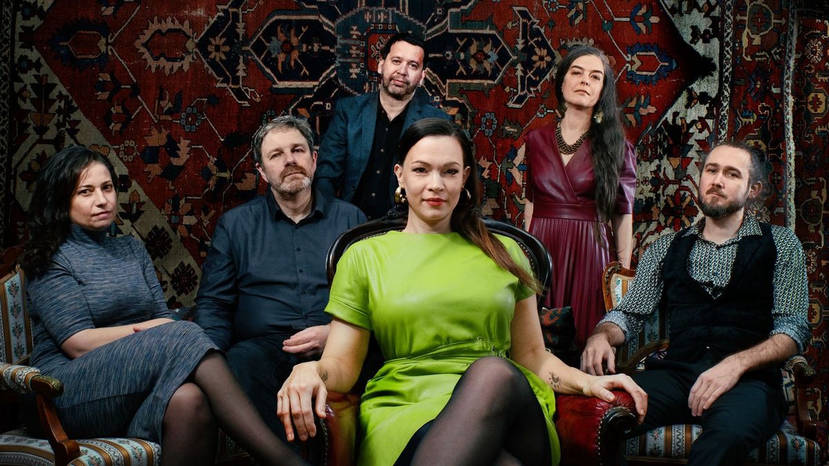 Moldvai csángó diszkóbetét és hippihimnusz is szerepel a Chalga új anyagán