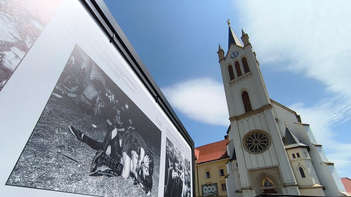 Akcióba lendült a keszthelyi baloldali önkormányzat, politikai témájú képeket állítottak ki a templom elé