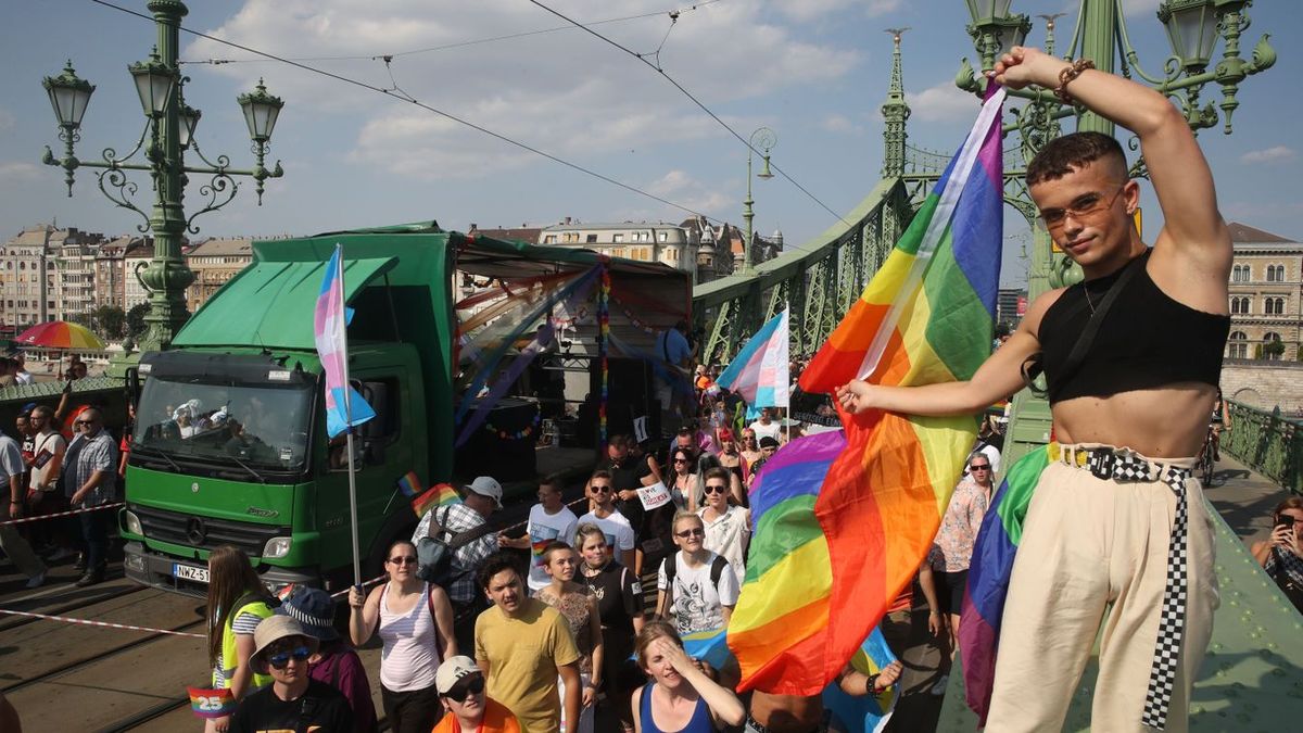 Hoppá! Folytatódik az üzengetés, Lázár János szerint a Kincsem Parkban sem lesz Budapest Pride
