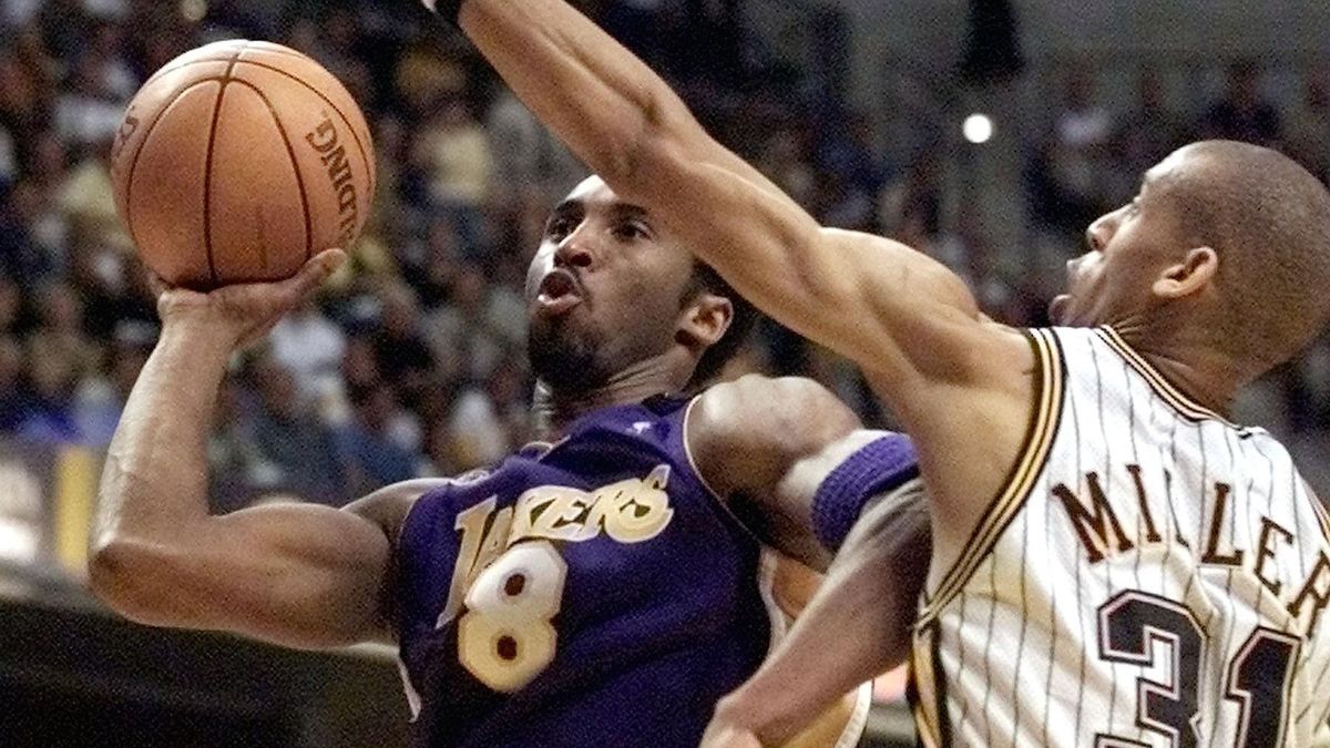 Los Angeles Lakers játékosa, Kobe Bryant épp az Indiana Pacers sztárja, Reggie Miller mellett dob kosarat az NBA-döntőben