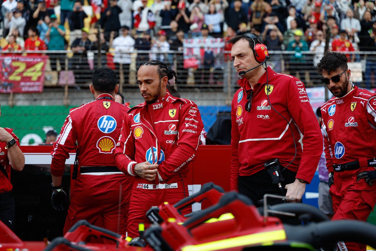Olykor mintha a kommunikáció is gondot okozna Hamilton és a Ferrari között