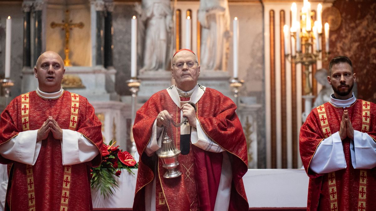 Esztergom, 2025. június 8.
Erdő Péter bíboros, esztergom-budapesti érsek (k) szentmisét celebrál pünkösdvasárnap az esztergomi Nagyboldogasszony- és Szent Adalbert-főszékesegyházban 2025. június 8-án.
MTI/Szigetváry Zsolt