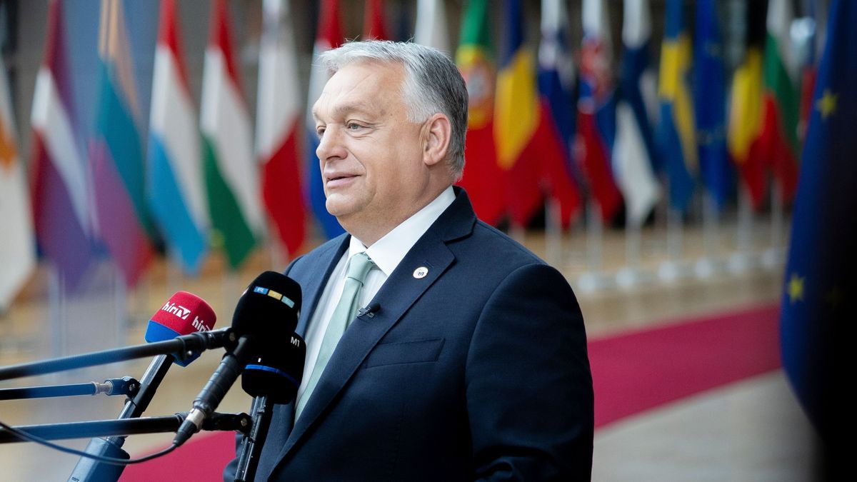 Brüsszel, 2025. június 26.
A Miniszterelnöki Kommunikációs Főosztály által közreadott képen Orbán Viktor miniszterelnök nyilatkozik a sajtó képviselőinek, amint megérkezik az Európai Unió tagállamainak állam- és kormányfőit tömörítő Európai Tanács kétnapos csúcstalálkozójára Brüsszelben 2025. június 26-án. Orbán Viktor bejelentette: a Voks 2025 szavazóinak 95 százaléka elutasította Ukrajna uniós csatlakozását.
MTI/Miniszterelnöki Kommunikációs Főosztály/Fischer Zoltán