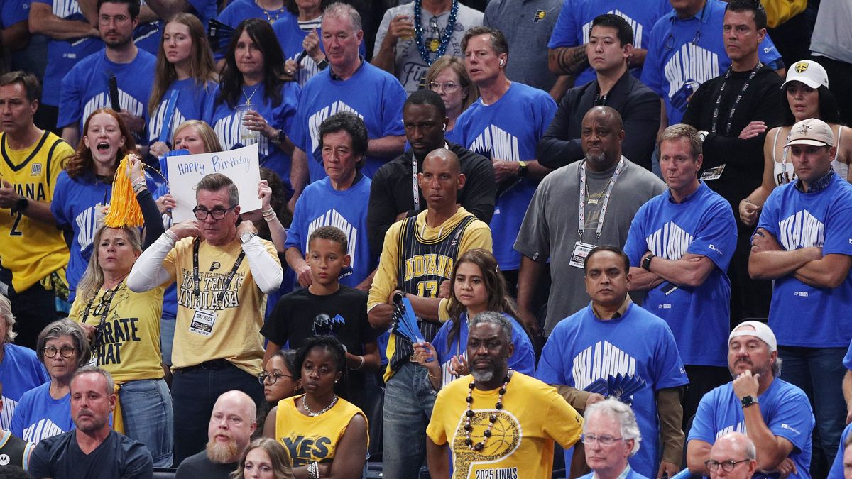 Az Indian Pacers legendája, Reggie Miller (fekete mezben) szomorúan nézte csapatát a lendületben lévő Oklahoma City ellen. 