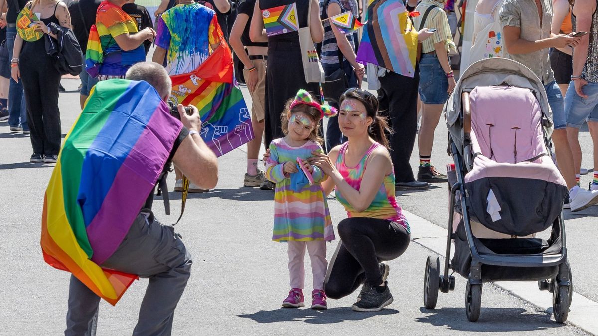 Szinte pucéran flangál egy férfi a pride-on