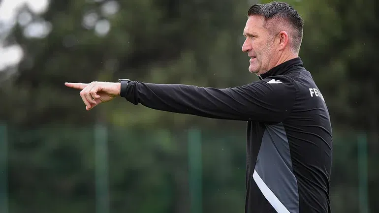 A Ferencváros vezetőedzője, Robbie Keane Angliából kapott ajánlatot, Michael Carrick utódjának nézték ki.