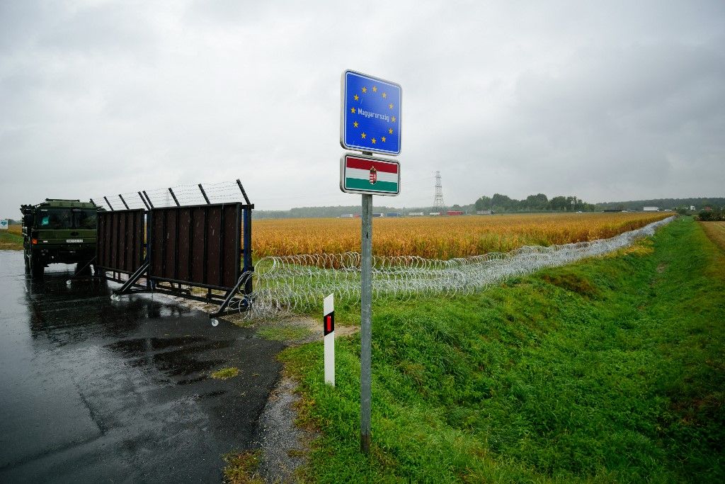 A picture shows a barbwire fence, set up by Hungarian Army, at the Slovenian-Hungarian border in Pince, Slovenia on September 25, 2015. Hungarian police said a record 10,046 migrants arrived on September 23 from Croatia, and Budapest announced it would decide "soon" whether to also shut that border. It has already laid a razor-wire barrier along 40 kilometres (25 miles) of the frontier with Croatia not marked by the Drava river, and on September 24 Slovenia's foreign ministry said Hungary had also begun building a barrier on its border -- the first within the European Union's passport-free Schengen zone.  AFP PHOTO / Jure Makovec (Photo by Jure Makovec / AFP)
