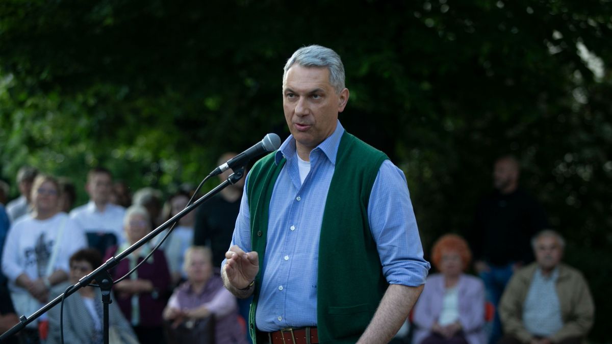 Nagykőrös, 2025. április 29.
Lázár János építési és közlekedési miniszter a Fidesz és a KDNP országjárása keretében tartott lakossági fórumon Nagykőrösőn 2025. április 29-én.
MTI/Bús Csaba