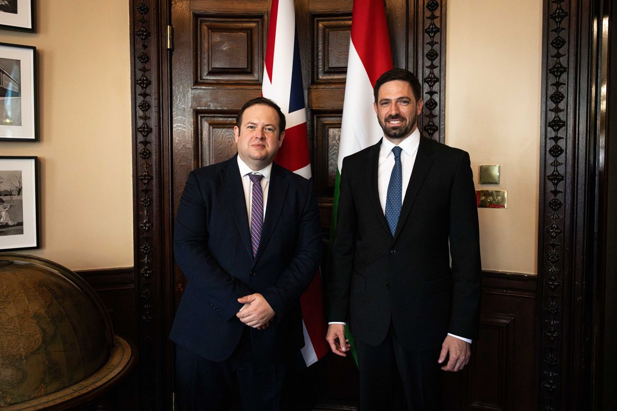 Magyar Levente, a külügyminisztérium parlamenti államtitkára és Stephen Doughty brit külügyi államtitkár (Fotó: MTI/KKM)