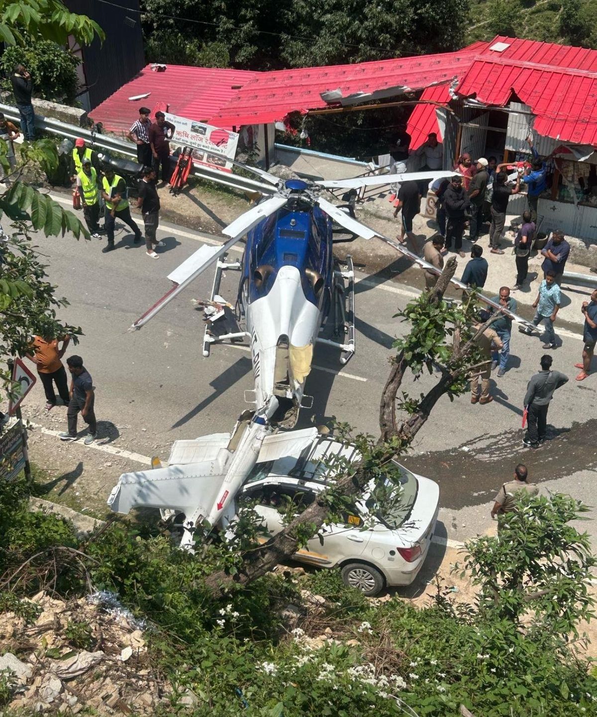 Indiában egy helikopter zuhant az úttestre műszaki hiba miatt. A zarándokok épségben megúszták, a pilóta kórházba került.