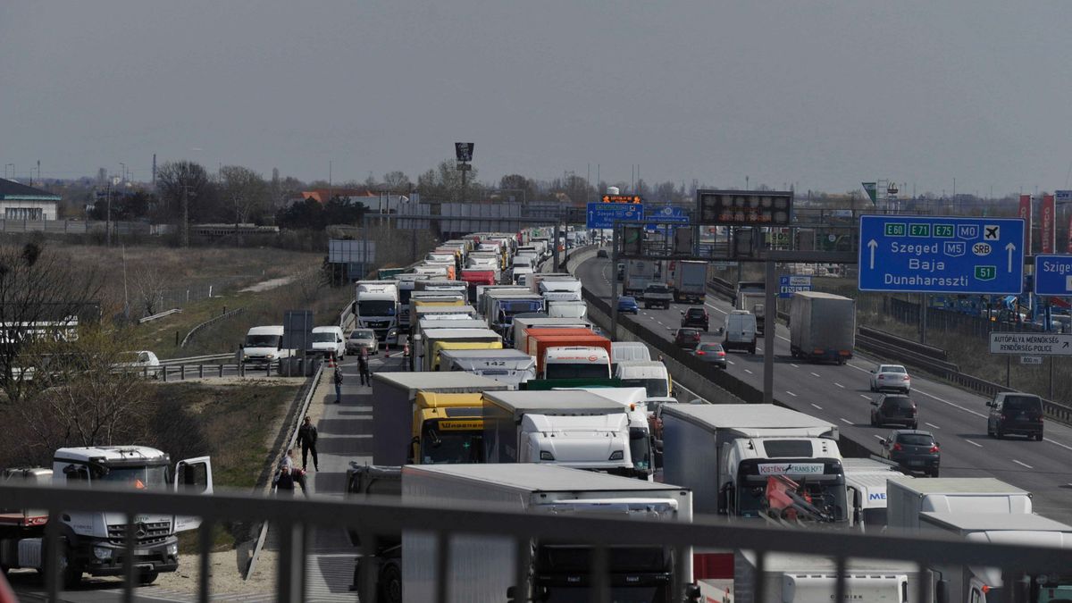 Menetiránnyal szemben jött a kamion az M30-ason, videón mutatjuk a következményeket