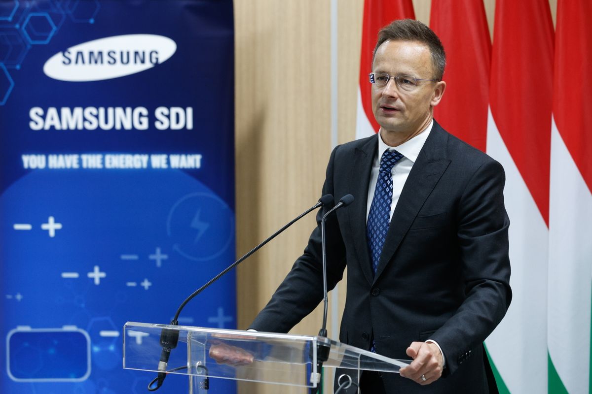 Szijjártó Péter, Samsung, Göd