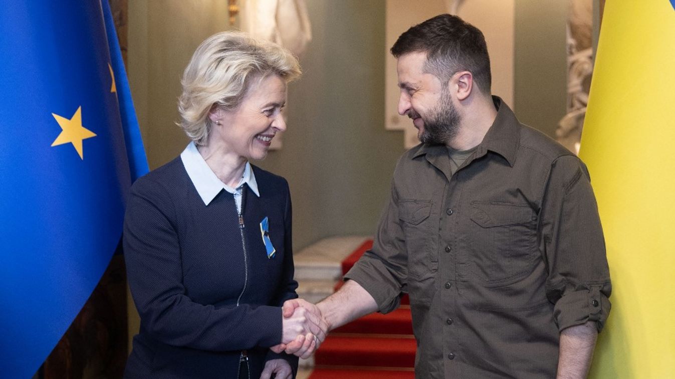 Ursula von der Leyen (B) az Európai Bizottság elnöke és Volodimir Zelenszkij ukrán elnök (Fotó: AFP)
