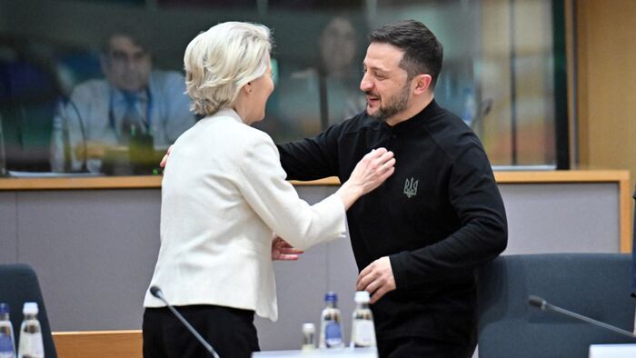 Ursula Von Der Leyen, az Európai Tanács elnöke és Volodiymir Zelenszkij, Ukrajna elnöke