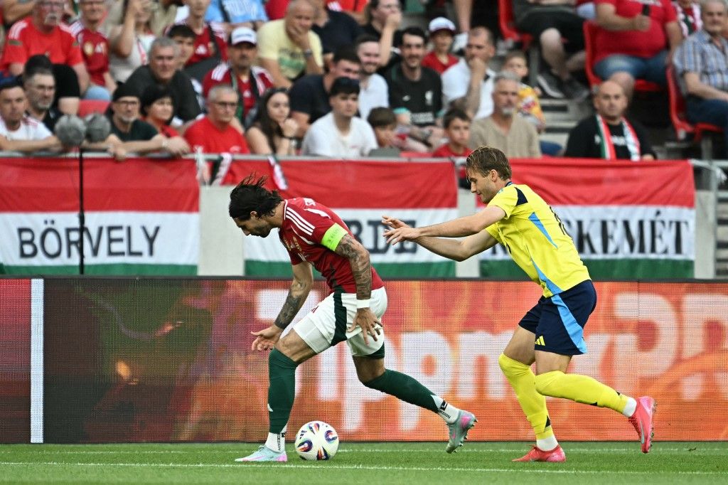 Sweden's forward #10 Benjamin Nygren (R) and Hungary's midfielder #10 Dominik Szoboszlai vie for the ball during the international friendly football match between Hungary and Sweden in Budapest on June 6, 2025. (Photo by Attila KISBENEDEK / AFP)