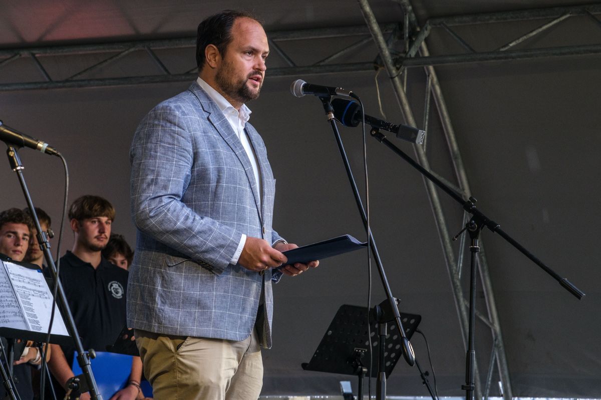 Ópusztaszer, 2025. június 27.
Nacsa Lőrinc, a Miniszterelnökség nemzetpolitikáért felelős államtitkára beszédet mond a XI. Magyarok Országos Gyűlésének megnyitóján az Ópusztaszeri Nemzeti Történeti Emlékparkban 2025. június 27-én.
MTI/Oláh Tamás