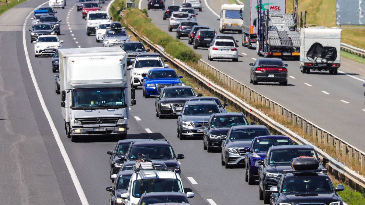 Az M7-esen lezártak egy csomópontot, 10 kilométeres a dugó az M3-ason