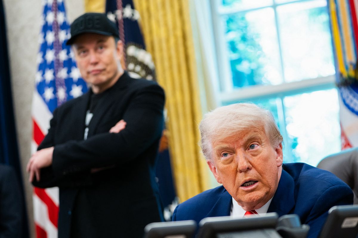 Trump szerint milliárdos megtakarítást hozna, ha megszűnnének Elon Musk kormányszerződései. A költségvetési törvény miatt alakult ki vita.