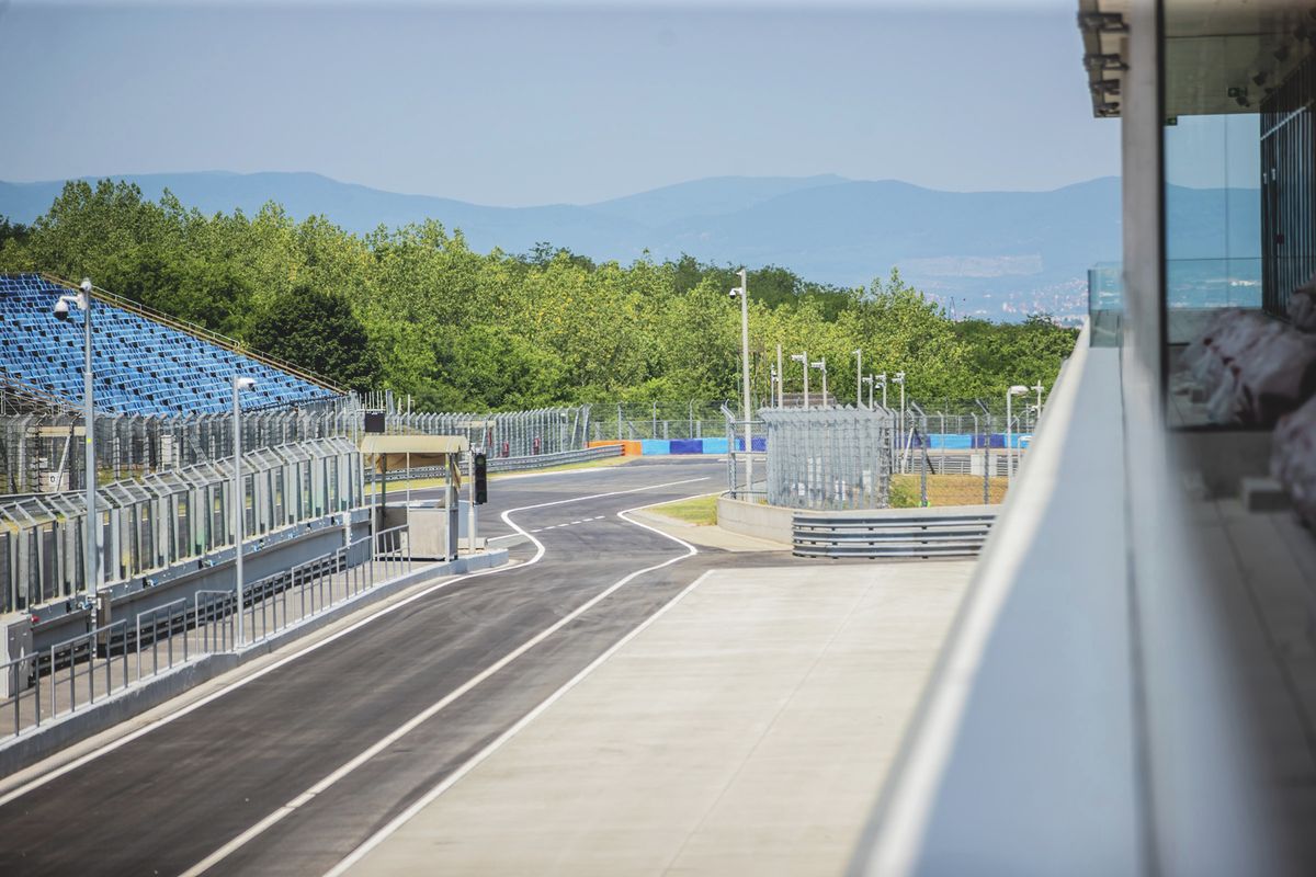 A Hungaroring megújult főépületéből pazar kilátás nyílik a célegyenes végére