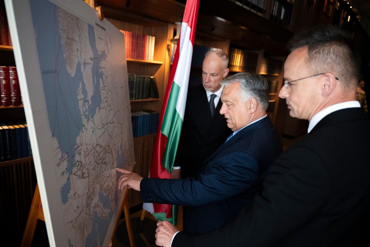 Orbán Viktor miniszterelnök, Szalay-Bobrovniczky Kristóf honvédelmi miniszter és Szijjártó Péter külgazdasági és külügyminiszter a Védelmi Tanács ülésén 2025. június 2-án (Fotó: MTI/Miniszterelnöki Kommunikációs Főosztály/Benko Vivien Cher)