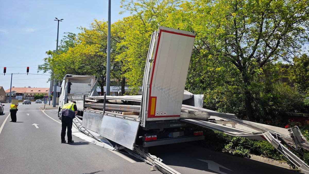 Meg sem lepődtek a rendőrök, amikor meglátták a kamionsofőrt, miután leborotválta a szállítmány tetejét a vasúti felüljáró