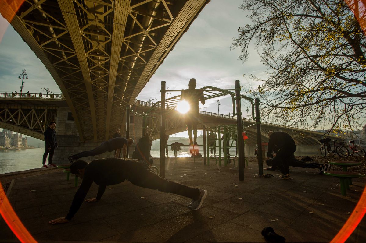 Budapest, 2020. december 5.
Szabadtéri sportolók a decemberi napsütésben a Margitszigeten, a Margit hídnál 2020. december 5-én.
MTI/Balogh Zoltán