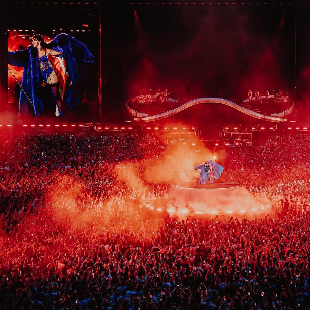 Dua Lipa itt még a Wembley-ben, után jött Liverpool, az Anfield