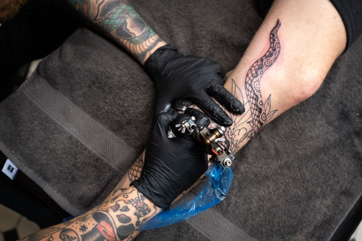 Netherlands, Amsterdam, 2021-11-24. Tattoo in the salon of Henk Schiffmacher, world famous tattoo artist, in his house in Amsterdam. Photograph by Martin Bertrand.
Pays-Bas, Amsterdam, le 2021-11-24. Tatouage dans le salon de Henk Schiffmacher, artiste tatoueur mondialement connu, dans sa maison a Amsterdam. Photographie de Martin Bertrand. (Photo by Martin Bertrand / Hans Lucas / Hans Lucas via AFP)