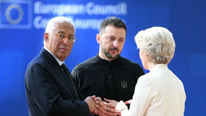 Antonio Costa, az Európai Tanács elnöke (balra) és Ursula von der Leyen, az Európai Bizottság elnöke (jobbra) üdvözli Volodimir Zelenszkij ukrán elnököt