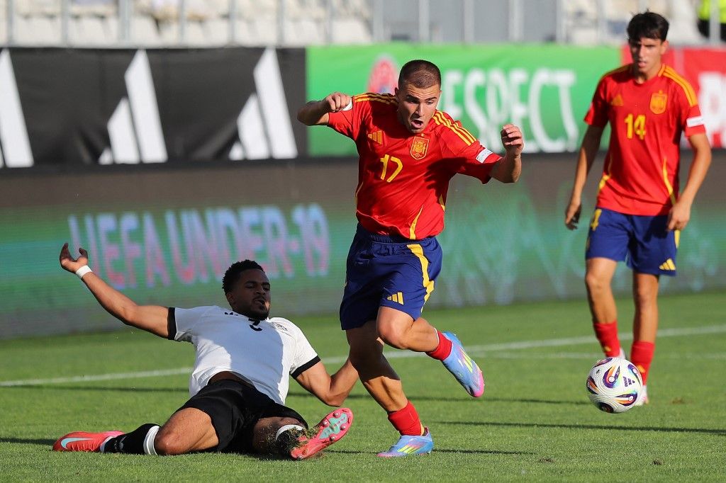 Dárdai Bence, Pablo García, Spanyolország, Németország, U19, Eb, Európa-bajnokság, 23 June 2025, Romania, Bukarest: Soccer, U19 Men: European Championship, Spain - Germany, final round, semi-final, Almugera Kabar of Germany (l) and Spain's Pablo Garcia fight for the ball. Photo: Stefan Constantin/dpa (Photo by Stefan Constantin / dpa Picture-Alliance via AFP)