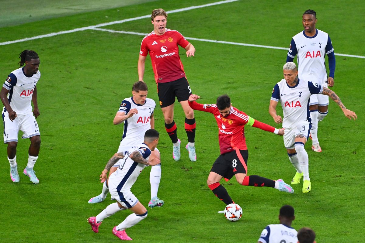 Bilbao, 2025. május 21.
Bruno Fernandes, a Manchester játékosa (k) kapura lő a labdarúgó Európa-liga döntőjének Tottenham Hotspur-Manchester United mérkőzésén a bilbaói San Mames Stadionban 2025. május 21-én.
MTI/AP/Miguel Oses